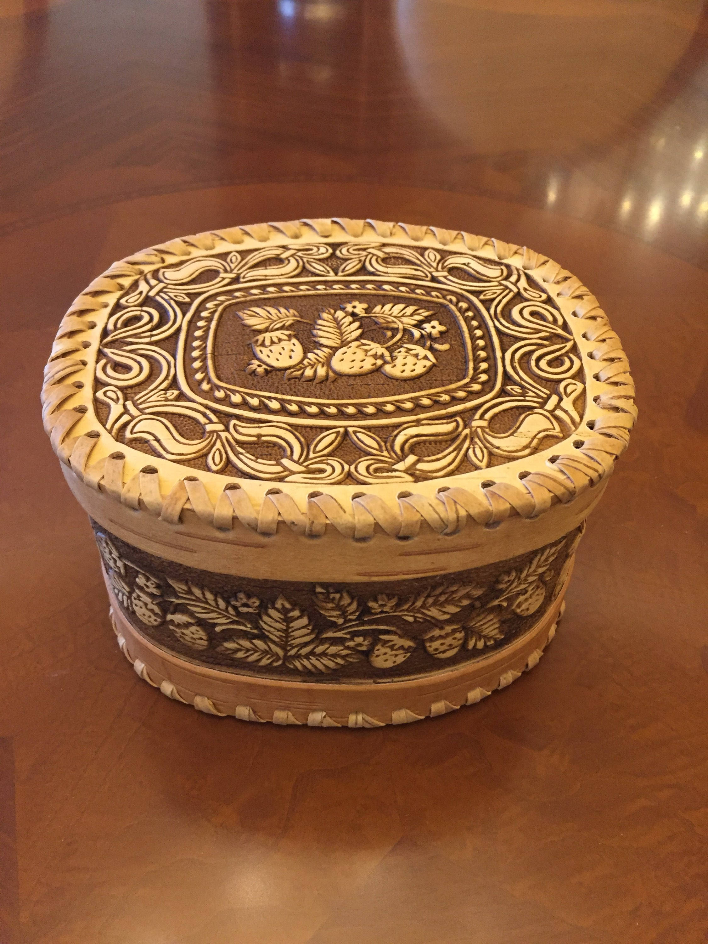 Birch bark   box  .