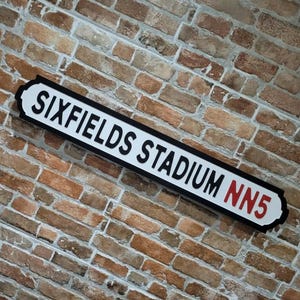 Terrain de football du stade Sixfields, lettrage surélevé intérieur, effet imitation fonte, Plaque de plaque de rue de Northampton Town, décoration d'intérieur