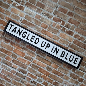 Targa personalizzabile per interni con scritta in rilievo "Tangled Up in Blue" di Bob Dylan, effetto finta ghisa. Decorazione perfetta per la casa, regalo ideale.