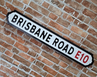 Placa de calle británica antigua con letras en relieve para interior del campo de fútbol de Brisbane Road, efecto hierro fundido falso, regalo perfecto para decoración del hogar.