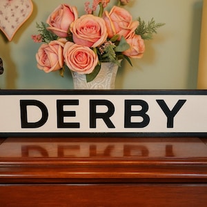 Cartello stradale Derby Derbyshire in finta ghisa vecchio stile, personalizzabile, perfetto come regalo per la casa.