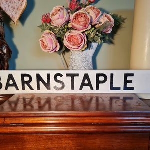 Barnstaple Segnale stradale britannico di base vecchio stile invecchiato