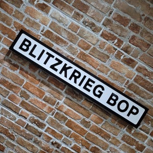 Placa de rua de Londres com efeito antigo e ferro fundido personalizável Blitzkrieg Bop para ambientes internos dos Ramones