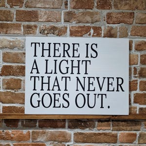 消えることのない光がある。カスタマイズ可能なザ・スミスの歌詞入り飾り額。ご自宅の装飾ギフトに最適。