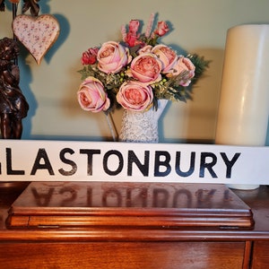 Segnale stradale britannico di base vecchio stile invecchiato di Glastonbury