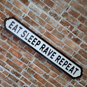 Essen, Schlaf, Rave-Wiederholung Neuheit Innen anpassbare angehobene Beschriftung Faux Gusseisen-Effekt-Zeichen-Plakette Perfektes lustiges Geschenk Acid House Humor