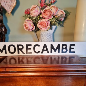 Morecambe Segnale stradale britannico di base vecchio stile invecchiato