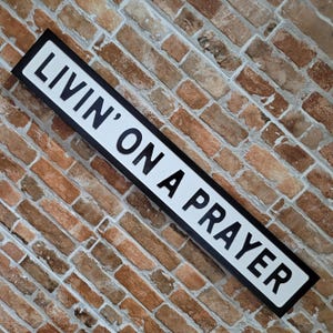Livin &#39;on a Prayer Indoor kundengerechter erhöhter Schriftzug Faux Gusseisen-Effekt-Zeichen-Plakette perfektes Wohndekor-Geschenk