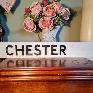 Segnale stradale britannico di base vecchio stile invecchiato di Chester