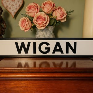 Cartello stradale personalizzabile in finta ghisa, stile antico, Wigan Lancashire, perfetto come regalo per la casa.