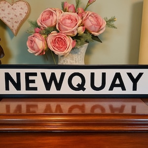 Newquay Cornwall, cartello stradale personalizzabile in finta ghisa vecchio stile, perfetto come regalo per la casa