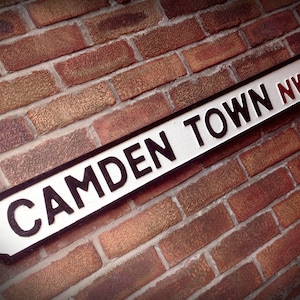 Cartello stradale di Camden Town, Londra, stile antico