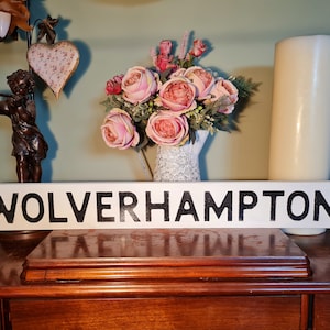 Segnale stradale britannico di vecchio stile di base invecchiato di Wolverhampton