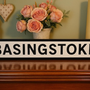 Cartello stradale personalizzabile in finta ghisa vecchio stile di Basingstoke, Hampshire, perfetto come regalo per la casa.