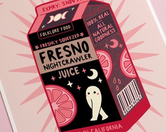 Könnte beinhalten: Eine rosa und schwarze Illustration einer Saftbox mit den Worten "Fresno Nightcrawler Juice" und "Folklore Food" darauf. Die Saftbox hat einen Geist, der darauf läuft, und eine Grapefruit-Scheibe auf der Vorderseite. Der Hintergrund ist rosa mit weißen Sternen.