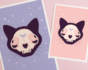Puede incluir: Dos impresiones de un gato negro con una calavera y una luna creciente en la frente. El gato está rodeado de corazones y estrellas blancas sobre un fondo morado y rosa.