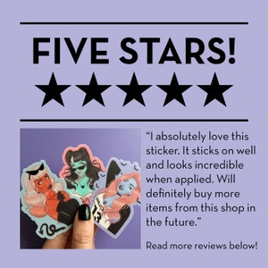 K&ouml;nnte beinhalten: Das Bild zeigt einen lila Hintergrund mit dem Text "FIVE STARS!" &uuml;ber f&uuml;nf schwarzen Sternen. Darunter sind drei Aufkleber mit Illustrationen von stilisierten Frauen zu sehen. Eine Kundenbewertung ist ebenfalls enthalten.