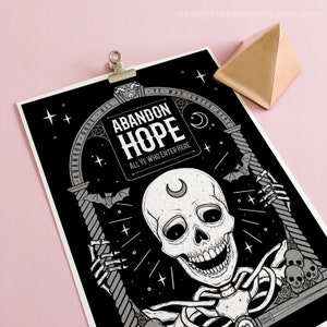 Puede incluir: Ilustraci&oacute;n en blanco y negro de una calavera y un esqueleto con el texto "Abandon Hope All Ye Who Enter Here" en un arco g&oacute;tico. La imagen tiene una est&eacute;tica vintage y espeluznante.
