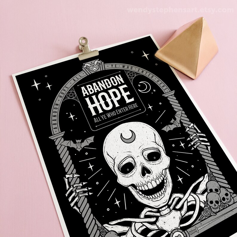 Puede incluir: Ilustraci&oacute;n en blanco y negro de una calavera y un esqueleto con el texto "Abandon Hope All Ye Who Enter Here" en un arco g&oacute;tico. La imagen tiene una est&eacute;tica vintage y espeluznante.