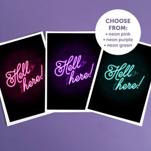 Peut inclure: Trois impressions encadrées avec le texte "Hello there!" en rose néon, violet et vert sur un fond noir. Le texte est en écriture cursive. Les impressions sont sur un fond violet.