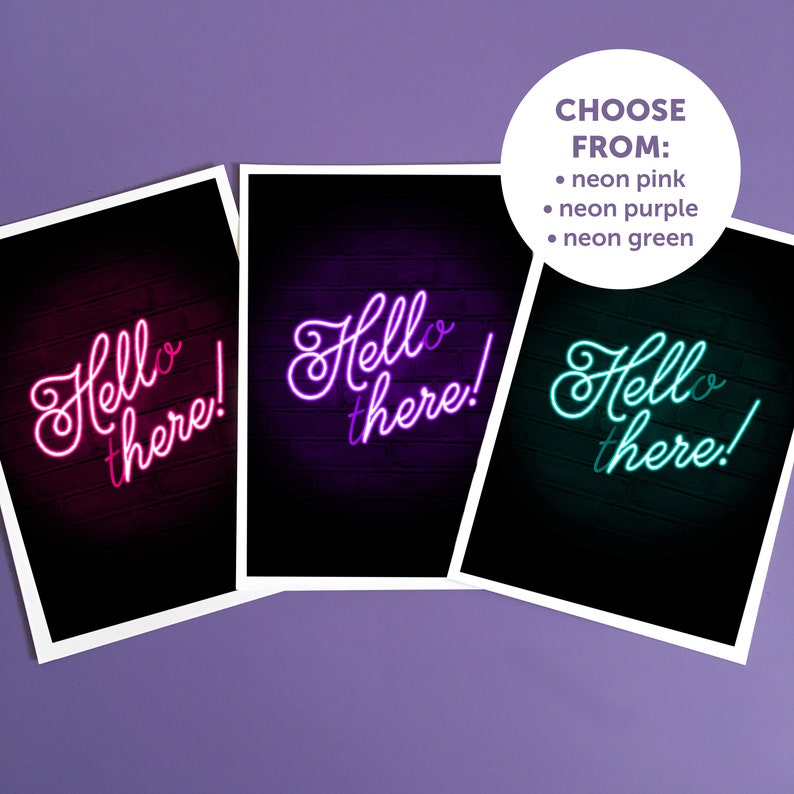 Puede incluir: Tres impresiones enmarcadas con el texto "Hello there!" en rosa ne&oacute;n, morado y verde sobre un fondo negro. El texto est&aacute; en una fuente cursiva. Las impresiones est&aacute;n sobre un fondo morado.