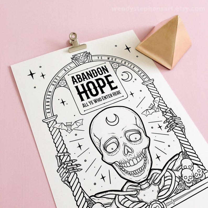 Puede incluir: Impresi&oacute;n de arte imprimible en blanco y negro con una calavera con una luna creciente sobre ella. La calavera est&aacute; rodeada por un marco de cuerda con el texto "Abandon Hope All Ye Who Enter Here" en una pancarta sobre la calavera.