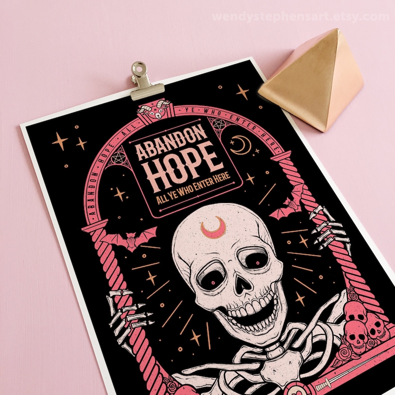Puede incluir: Una impresi&oacute;n de estilo g&oacute;tico en negro y rosa con una calavera con una luna creciente en la frente. La calavera est&aacute; rodeada de murci&eacute;lagos y estrellas. El texto "Abandon Hope All Ye Who Enter Here" est&aacute; escrito en una fuente g&oacute;tica.