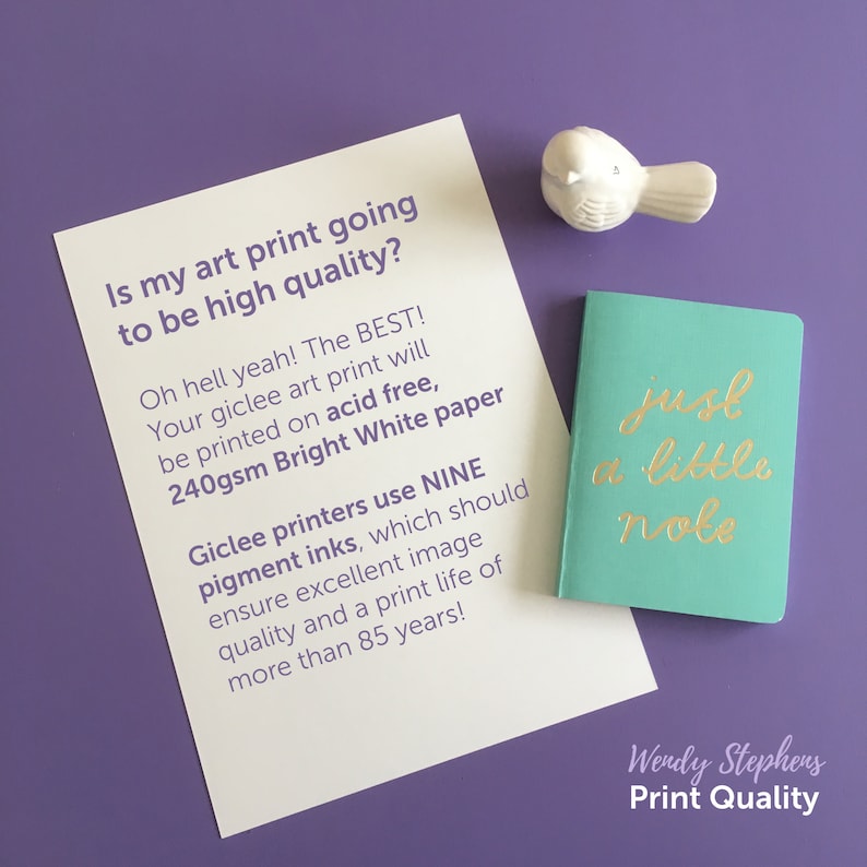 Puede incluir: Una tarjeta blanca con texto sobre la calidad de impresi&oacute;n art&iacute;stica. El texto dice "Is my art print going to be high quality?" y "Oh hell yeah! The BEST! Your giclee art print will be printed on acid free, 240gsm Bright White paper Giclee printers use NINE pigment inks, which should ensure excellent image quality and a print life of more than 85 years!" Hay una peque&ntilde;a figurita de p&aacute;jaro blanco y una libreta azul turquesa con letras doradas que dice "just a little note" sobre un fondo morado.