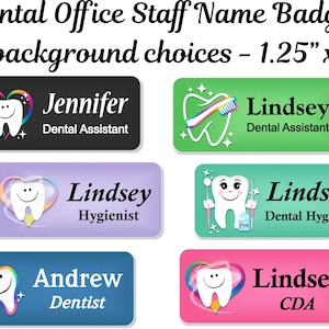 Peut inclure: Six badges nominatifs rectangulaires pour personnel dentaire mesurant 3,175 cm sur 7,62 cm. Chaque badge présente un graphique de dent blanche, un nom et un titre professionnel. Les fonds sont noir, vert, violet, bleu sarcelle, bleu et rose.