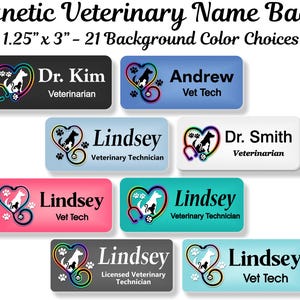 Peut inclure: Un ensemble de 8 badges magnétiques pour vétérinaires avec un stéthoscope arc-en-ciel et un motif de pattes. Les badges mesurent 3,175 cm par 7,62 cm et sont disponibles dans une variété de couleurs. Le texte sur les badges comprend "Dr. Kim, Vétérinaire", "Andrew, Assistant vétérinaire", "Lindsey, Technicienne vétérinaire", "Dr. Smith, Vétérinaire", "Lindsey, Assistant vétérinaire", "Lindsey, Technicienne vétérinaire", "Lindsey, Technicienne vétérinaire agréée", et "Lindsey, Assistant vétérinaire".