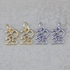 20 mini dijes delicados con letras del año 2025 para regalo de Nochevieja, joyería, adorno para sombrero de graduación, fabricación de joyas DIY, 8 x 10 mm