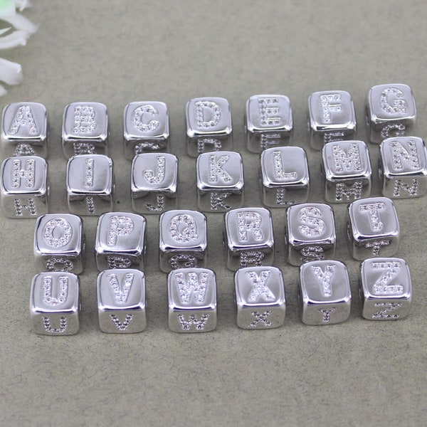 Perles de lettre de CZ de 10-26pcs, perles de cube, perles d’alphabet, perles de lettre de cube de micro pave pour faire des bijoux