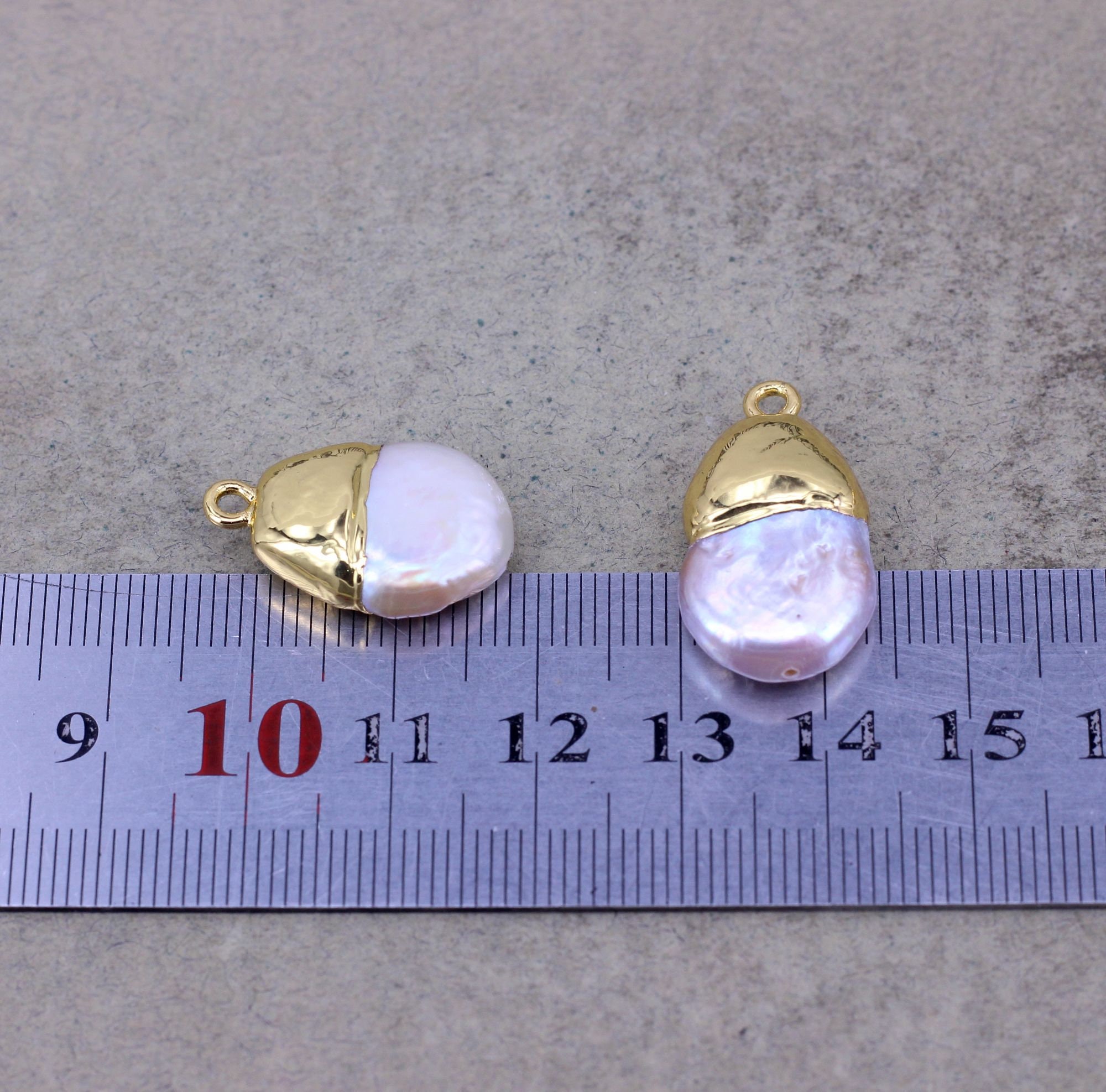 NBEADS 80pz 4 Stili Ciondoli Perla D'Acqua Dolce Pendenti, Ciondoli di Perle D'Acqua Dolce di Forma Ovale Ciondoli di Perle Rosa Bianche con Passanti In Ottone Dorato per La Creazione di Gioielli