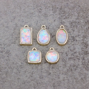 5 stuks kleine vergulde 5 unieke stijlen witte opaal bezel bedels, bezel gesneden oorbellen armband ketting charme voor sieraden maken