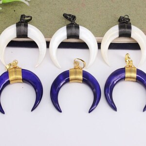 5 Stück Muschel-Halbmond-Anhänger in verschiedenen Farben, Horn-Anhänger mit Metalldraht umwickelt, Natur-Drusy-Edelstein-Anhänger zur Schmuckherstellung