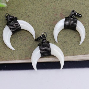 5 Stück kleine weiße MOP Halbmond Charms mit schwarzem Draht gewickelt, Perlmutt Doppel Horn Charms, MOP Mond Charms zur Schmuckherstellung
