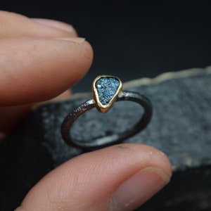 Anillo de diamante azul, diamante en bruto, plata 925 y oro de 18 quilates, anillo solitario, anillo rústico, anillo de compromiso, anillo de promesa, Italia