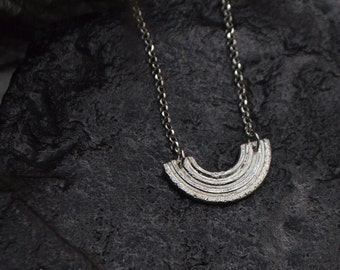 Collier croissant, chaîne argent 925, pendentif demi lune, collier ethnique, collier géométrique, collier lumineux, cercles concentriques Italie