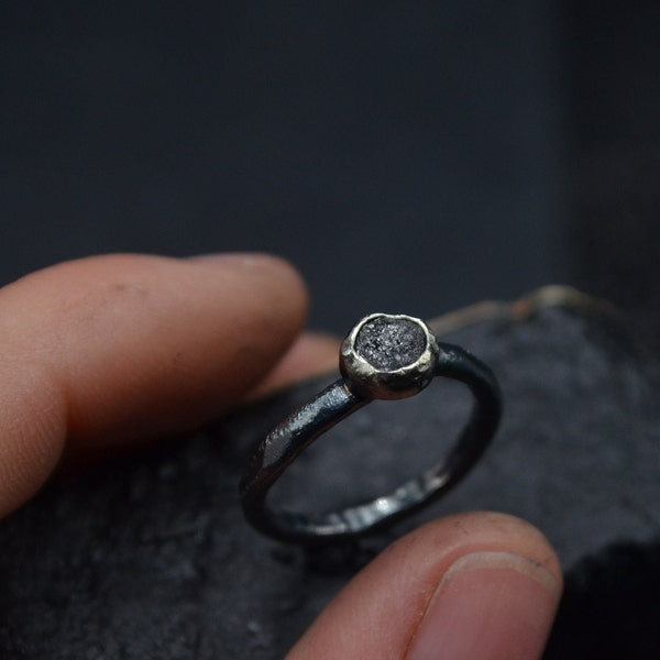 Schwarzer Diamantring, Rohdiamant, 925er Silber, Solitärring, rustikaler Ring, Verlobungsring, Versprechensring, handgefertigt in Italien