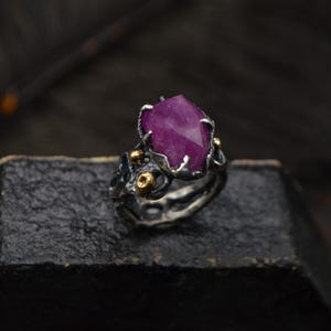 Raw ruby ring, 925 silver and 18kt gold, maxi rustic ring, engagement ring, promise ring, brutalist ring, statement ruby ring, made Italy