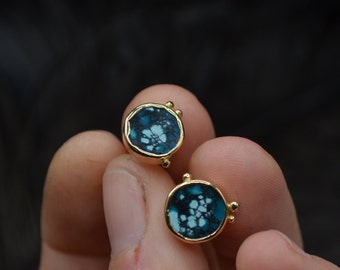 Turquoise earrings, 18 kt solid yellow gold earring, gold lobe earring, small earring in solid gold and natural stone, handcrafted earring