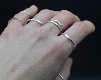 925 Silberring, stapelbarer Ring, dünner Ring, minimaler Ring, gehämmerter Ring, kleiner Fingerring, Falangina, handgefertigt, hergestellt in Italien