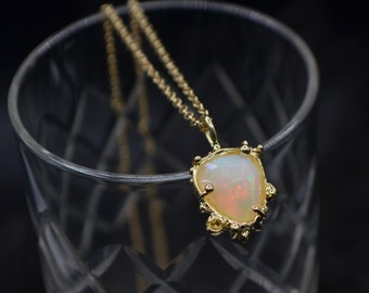 Opal charm, 18 kt yellow gold chain, opal pendant, rainbow stone pendant, dainty 18 kt gold choker, minimal necklace, Italian craftsmanship