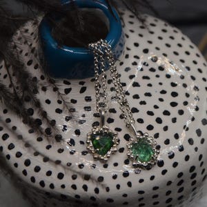 925 silver necklace, green tourmaline necklace, abstract choker, green stone pendant, modern charm, gift for her, brutalist, handmade, Italy