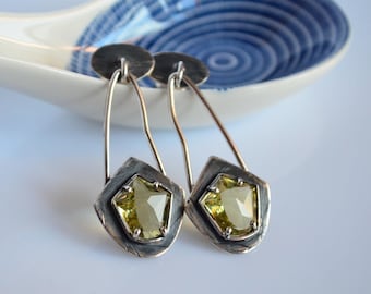Oxidized 925 silver and lemon quartz earrings, dangling earring, rustic and gothic style, irregular yellow stone, handmade in Italy