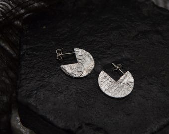 Geometric 925 silver earrings, minimal rustic hoop earring, gift for her, flat and modern earring, organic earring, handmade Italy