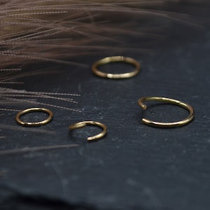 Boucle d’oreille en or jaune 18 kt, cercle d’or fin, boucle d’oreille en or du nez, cercle à lèvres, tragus, boucle d’oreille en cartilage, piercing en or multiple