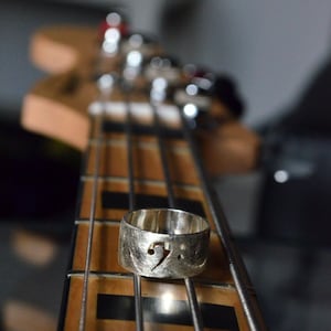 Anello chiave di basso, fascia argento 925,anello unisex,gioiello chiave di basso,anello musica,regalo per rocker,fatto a mano,made in Italy