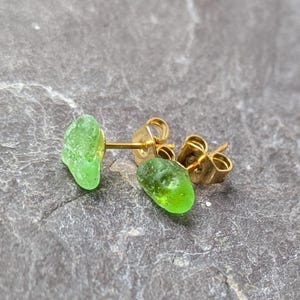 Brincos de vidro do mar verde vibrante com detalhes em ouro – Feitos à mão na Escócia, joias ecológicas recicladas.