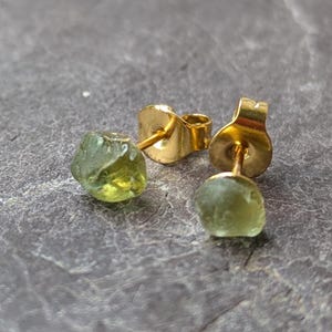 Brincos de pino com pequenos pedaços de vidro do mar verde: banhados a ouro 22k, joias de praia escocesas
